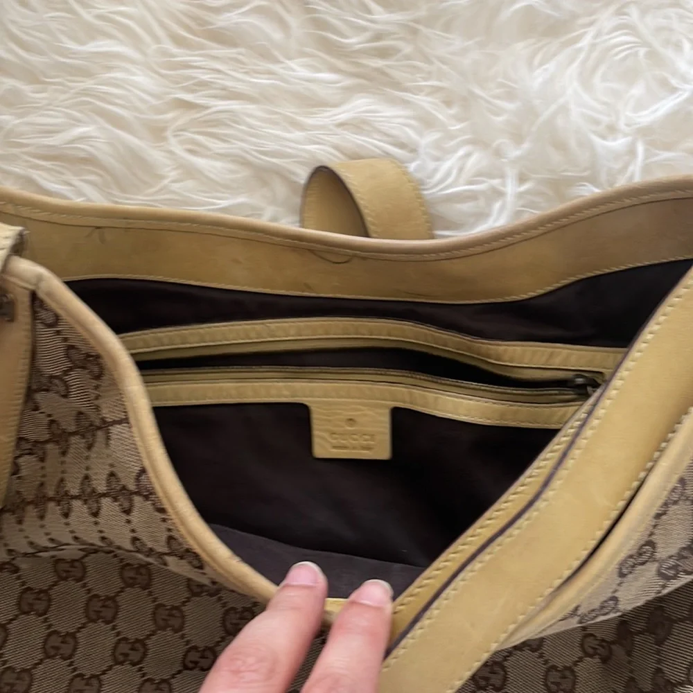 Gucci vintage large shoulder bag. Authentic but well worn - Picture 4 of 6